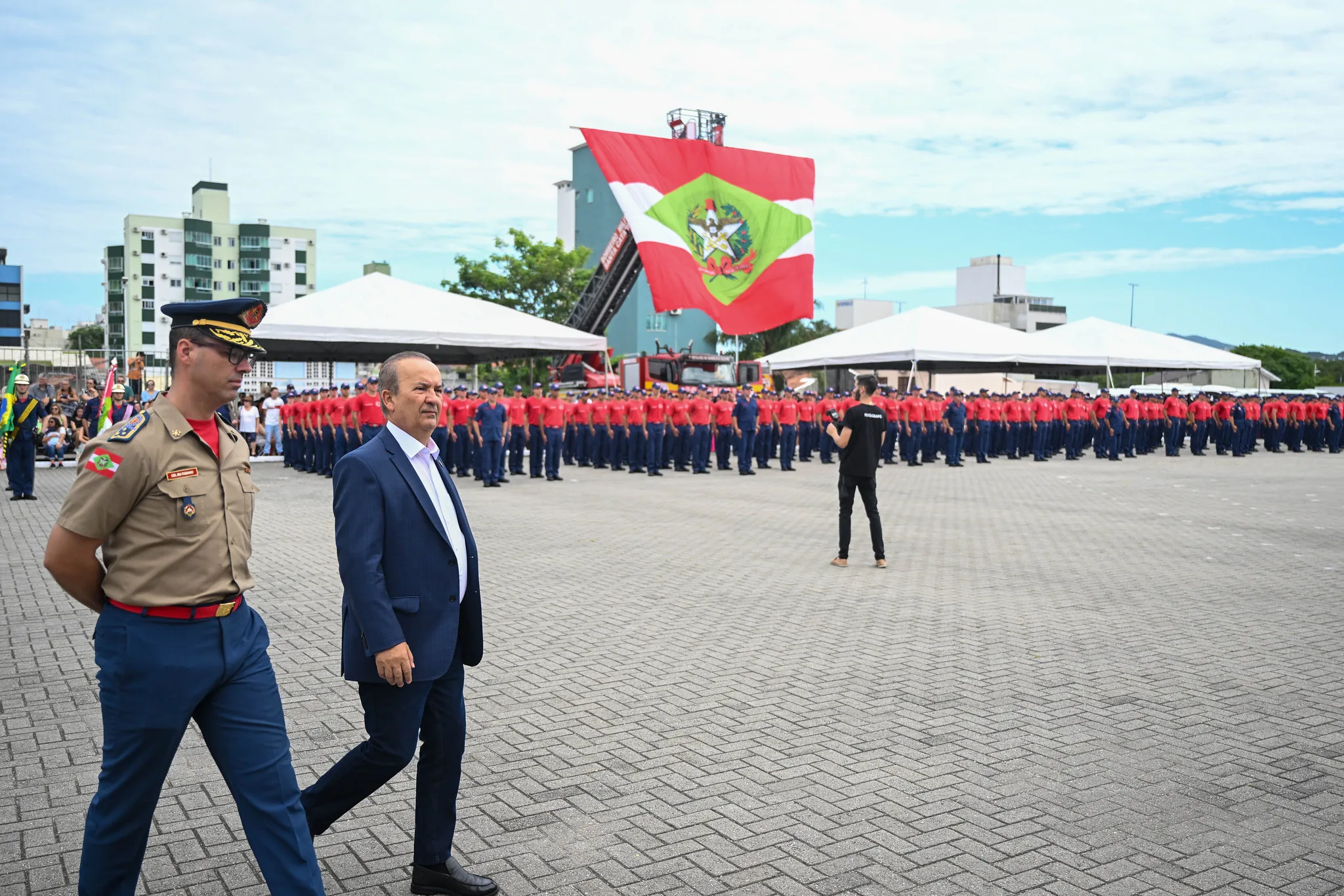 Coronel Fabiano de Souza ao lado do governador Jorginho Mello, durante formatura do curso de formação de sargentos do Corpo de Bombeiros Militar, em dezembro de 2023.