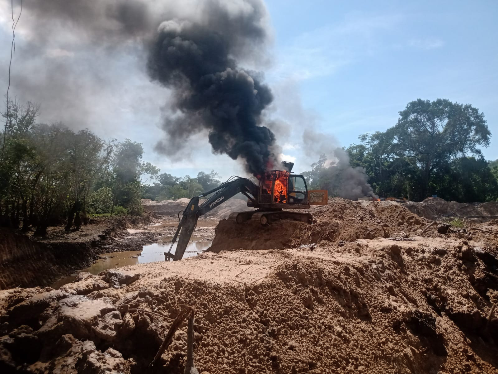 Destruição de bens apreendidos pelo Ibama em operação contra garimpo ilegal em terras indígenas.