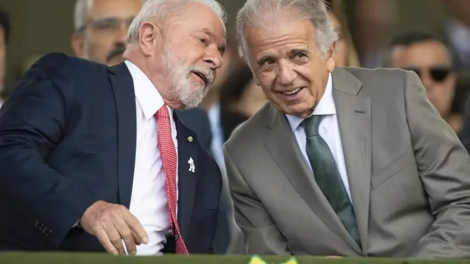 Múcio atua como pacificador entre Lula e militares