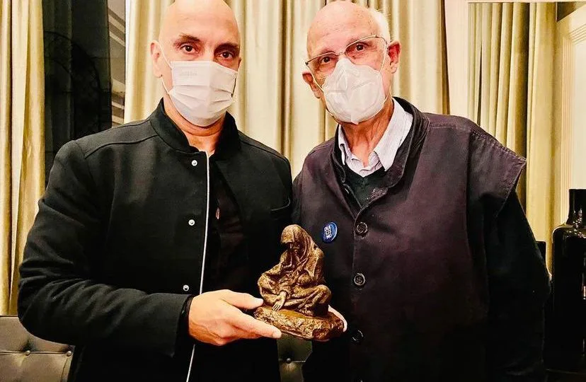 Padre Júlio Lancelloti e o ministro Alexandre de Moraes na cerimônia, em Brasília, que regulamentou a lei 488/2021que leva o nome do padre.