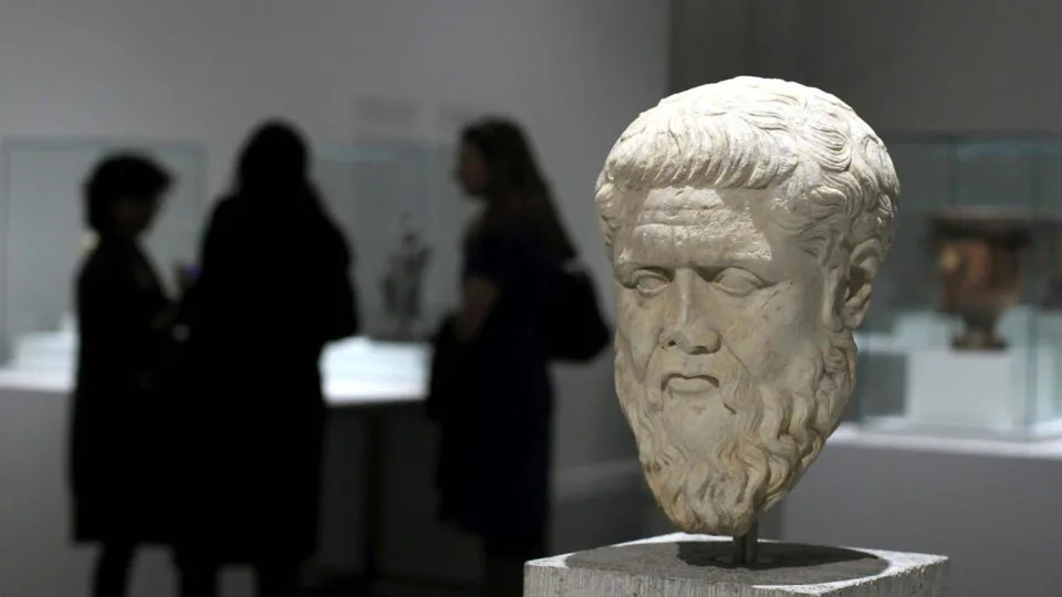 Escultura "A cabeça de Platão", em exposição em Barcelona, Espanha, em 2014