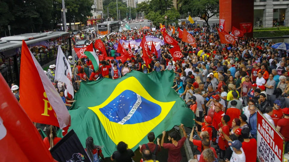 Nesta segunda-feira (08) movimentos de esquerda fizeram uma manifestação na Avenida Paulista, em São Paulo.