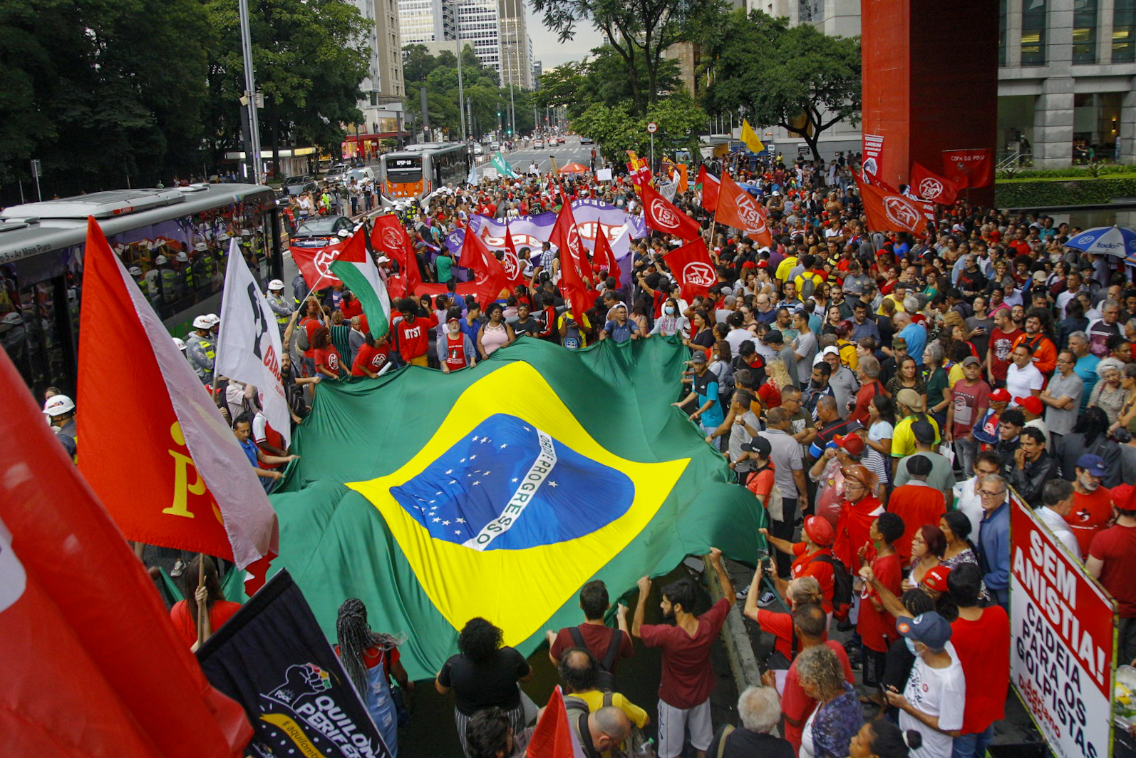 Nesta segunda-feira (08) movimentos de esquerda fizeram uma manifestação na Avenida Paulista, em São Paulo