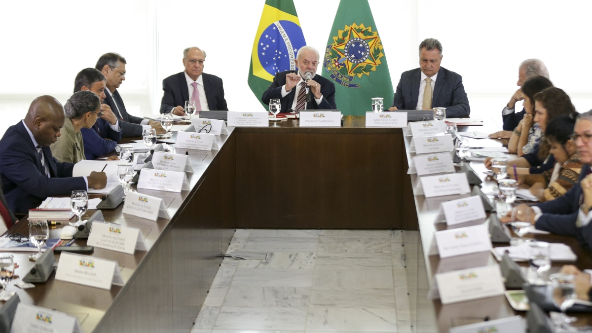 Presidente convocou reunião ministerial para traçar novas estratégias para combater o garimpo ilegal em terras indígenas.