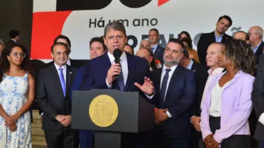 O governador Tarcísio de Freitas junto ao seu atual secretariado