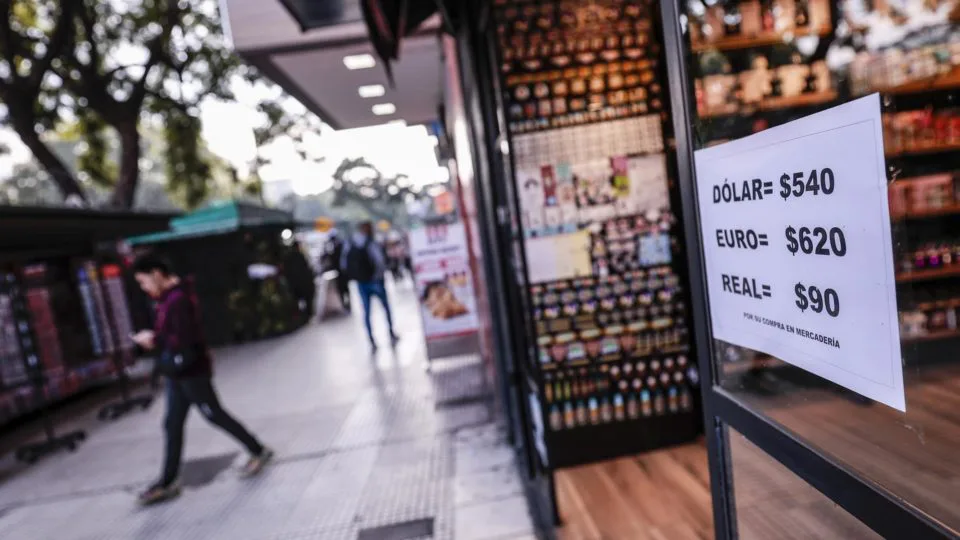 Imagem de arquivo datada de 26 de abril de 2023 mostra aviso com preços de diversas moedas em uma loja de Buenos Aires, Argentina.