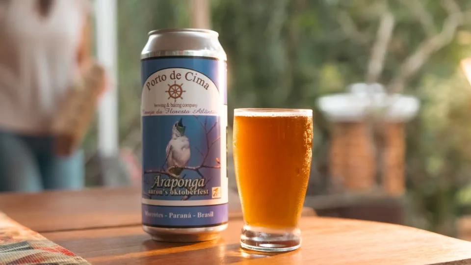 Nanocervejaria batiza rótulos das cervejas artesanais com pássaros encontrados no quintal da fábrica.