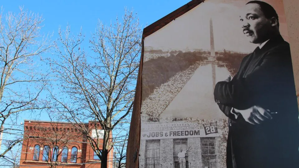 Painel em Atlanta (EUA) mostra o reverendo Martin Luther Jr. (1929-1968).
