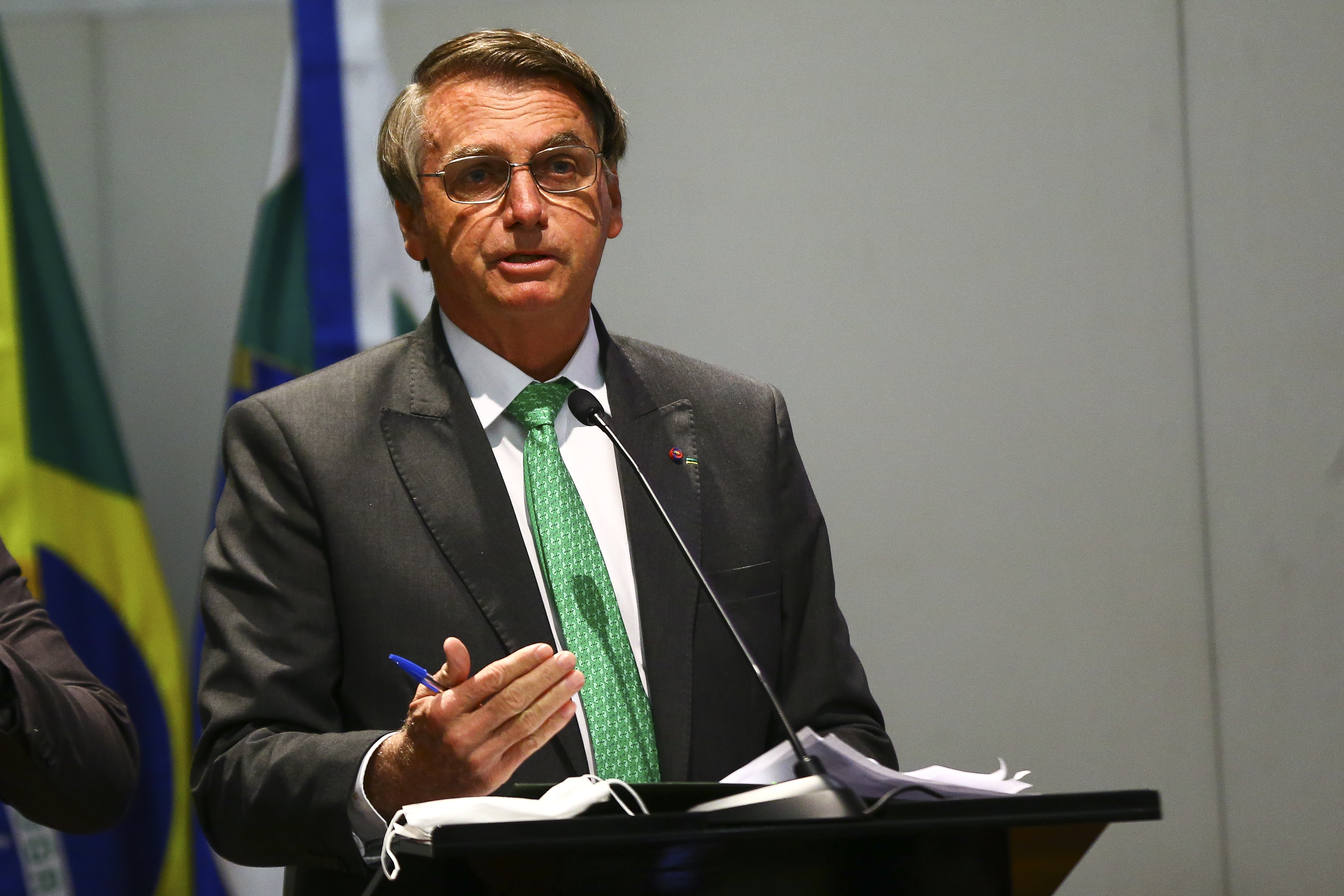 Lei sancionada por Tarcísio anula multa a Bolsonaro por não usar máscara na pandemia de Covid-19