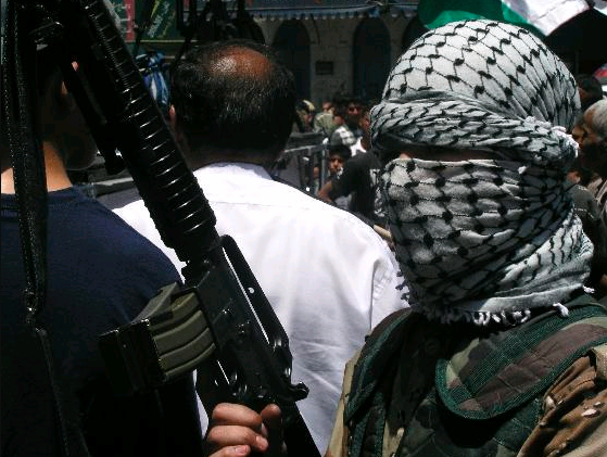 Terrorista do Hamas acompanha uma manifestação em Gaza.