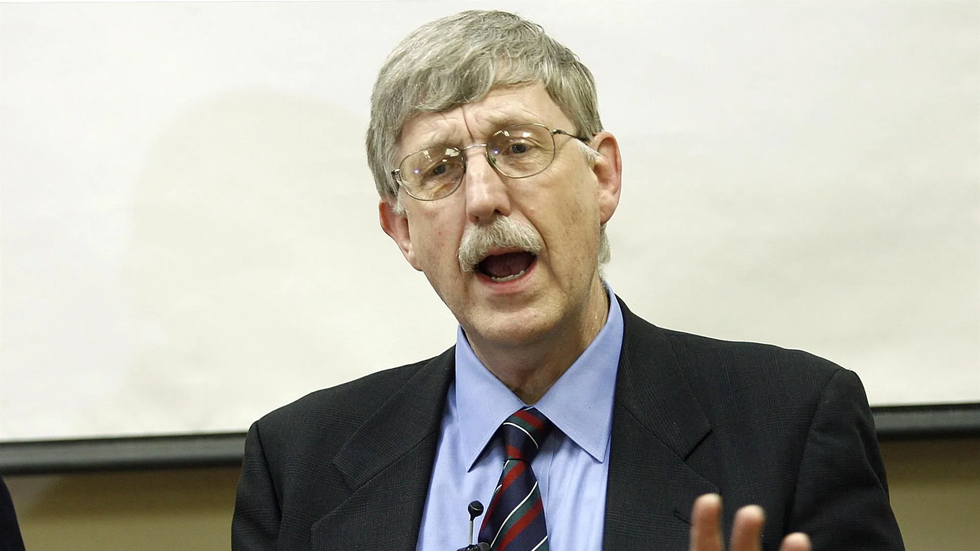 Francis Collins durante palestra sobre genoma em Madri, na Espanha, em 2007