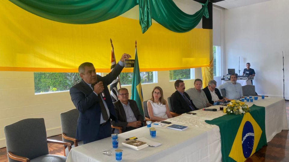 Procurador Felipe Gimenez mostra adesivo que pede adesão à proposta de contagem pública dos votos.