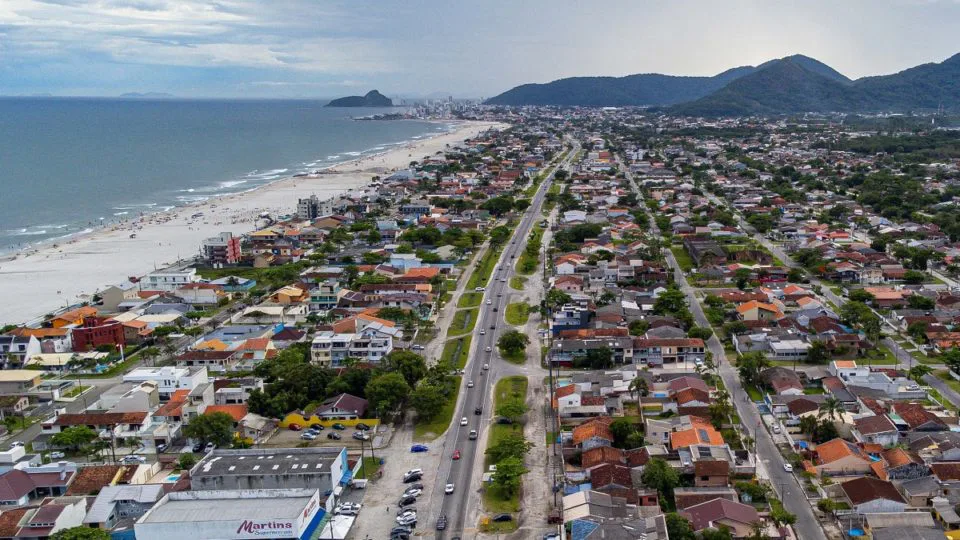 Rodovia PR-412, entre Matinhos e Praia de Leste, tem projeto de duplicação e pretende ordenar cruzamentos e travessias em trecho do litoral.
