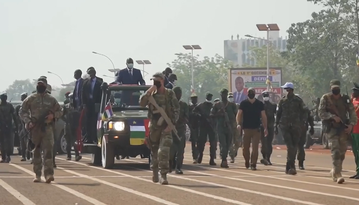 Mercenários russos fazem esquema de segurança em torno do carro do presidente da República Centro-Africana em 2022.