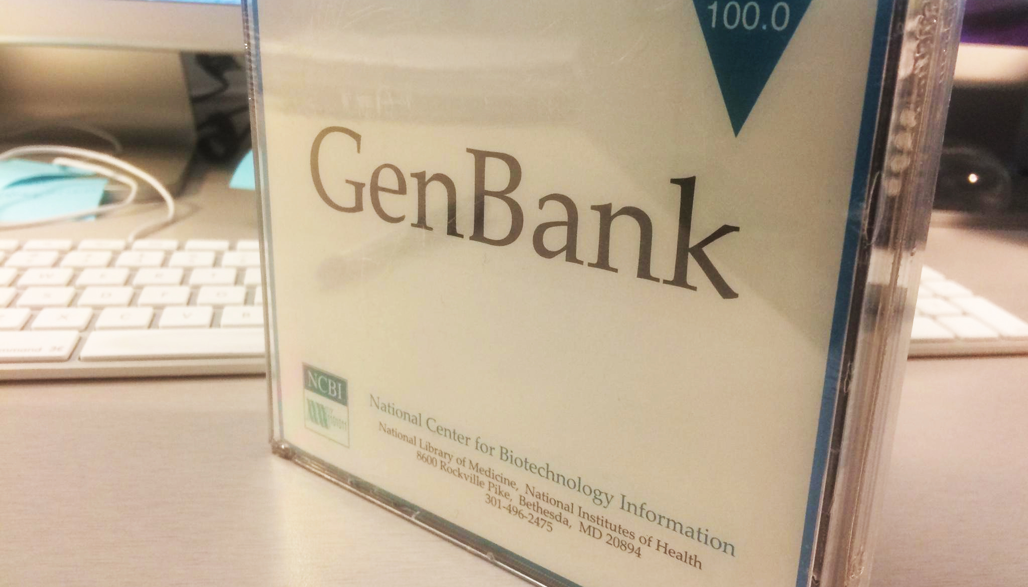 Antigo CD de instalação de programa do GenBank, banco de dados onde a virologista chinesa depositou a sequência do vírus da Covid em dezembro de 2019.
