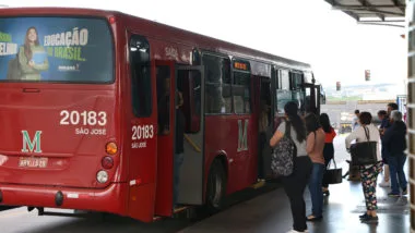 Governo do Paraná é cobrado para fazer a licitação do transporte coletivo desde o ano de 2015.