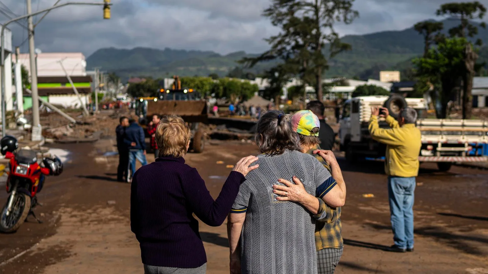 Moradores de Roca Sales (RS) após enchente que causou dezenas de mortes em 2023: brancos são 85% da população do município.
