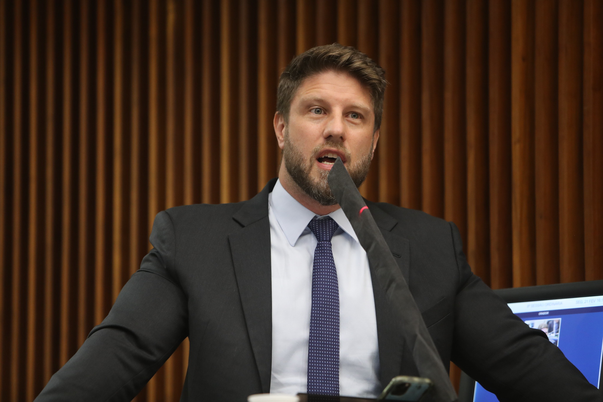 Deputado disse que governo petista “passa mão na cabeça” de Ratinho Junior com anuência ao pedágio