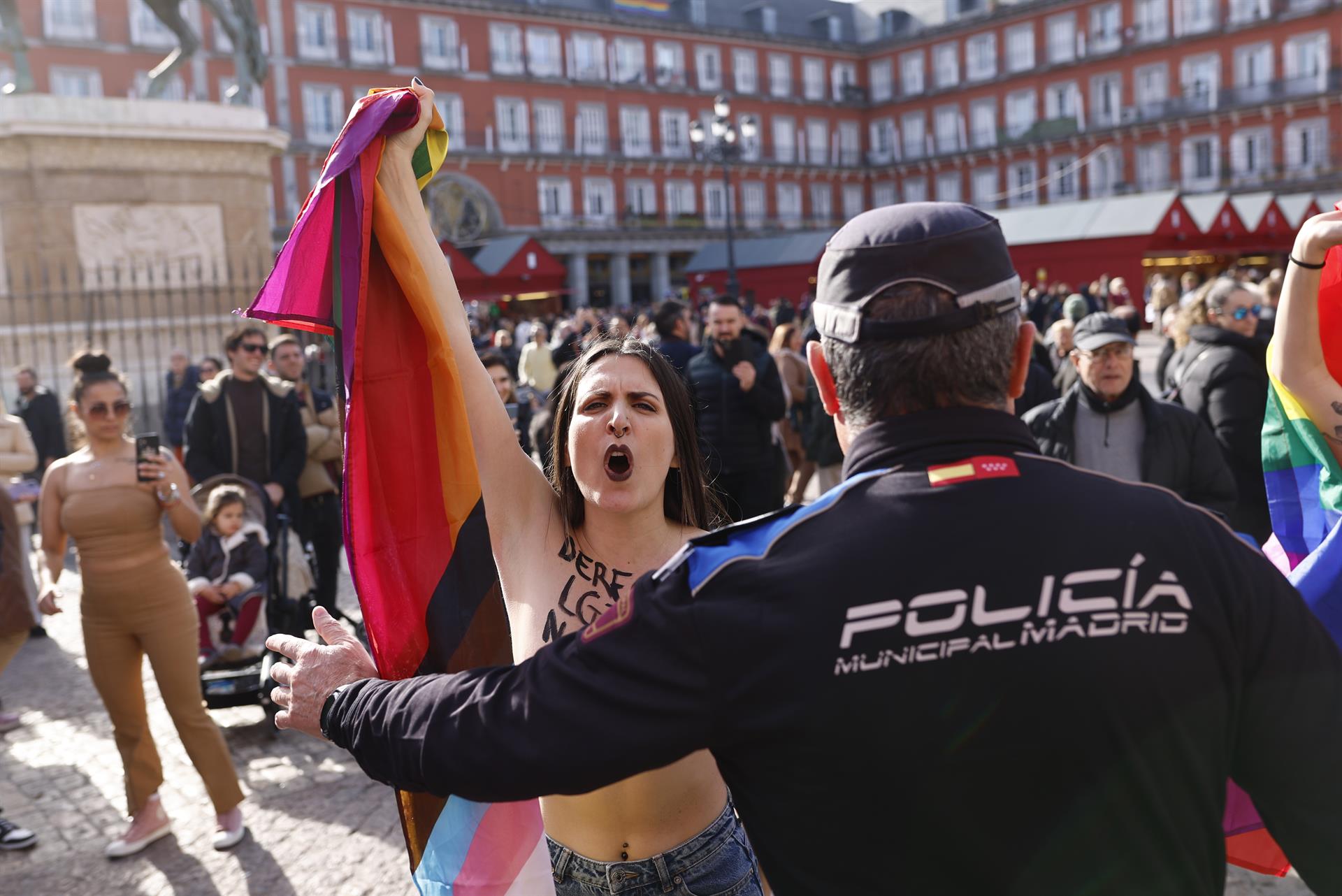 Ativista da organização feminista Femen faz protesto na Plaza Mayor, em Madri, Espanha, no dia 26 de novembro de 2023.