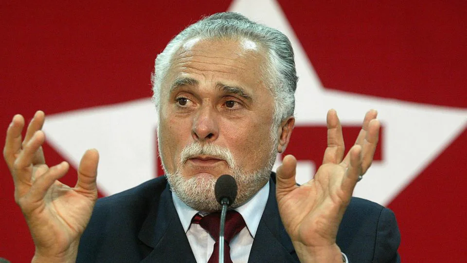 O então presidente do Partido dos Trabalhadores (PT), José Genoino, durante entrevista no dia 4 de outubro de 2004,em São Paulo.