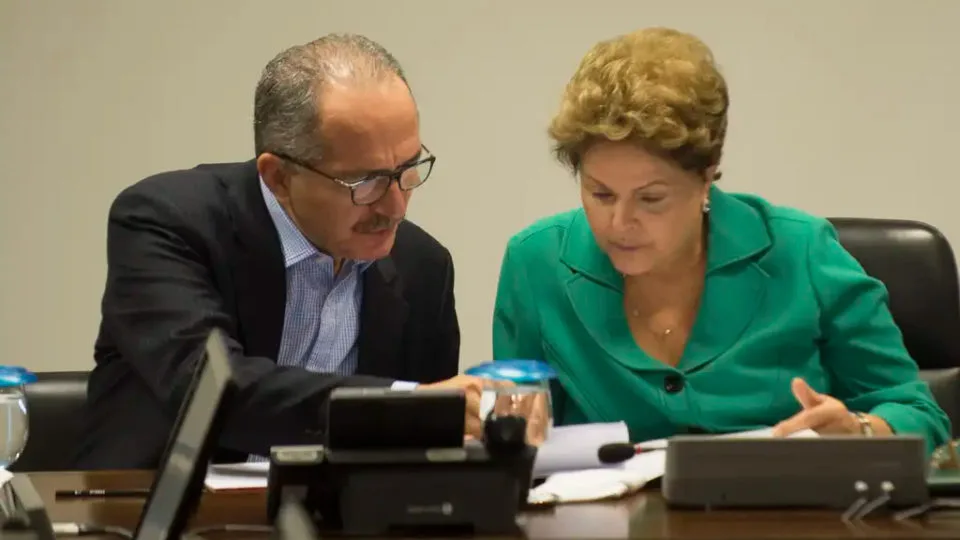 No governo Dilma (PT), Rebelo coordenou a Copa do Mundo de 2014 e depois assumiu o Ministério da Defesa.