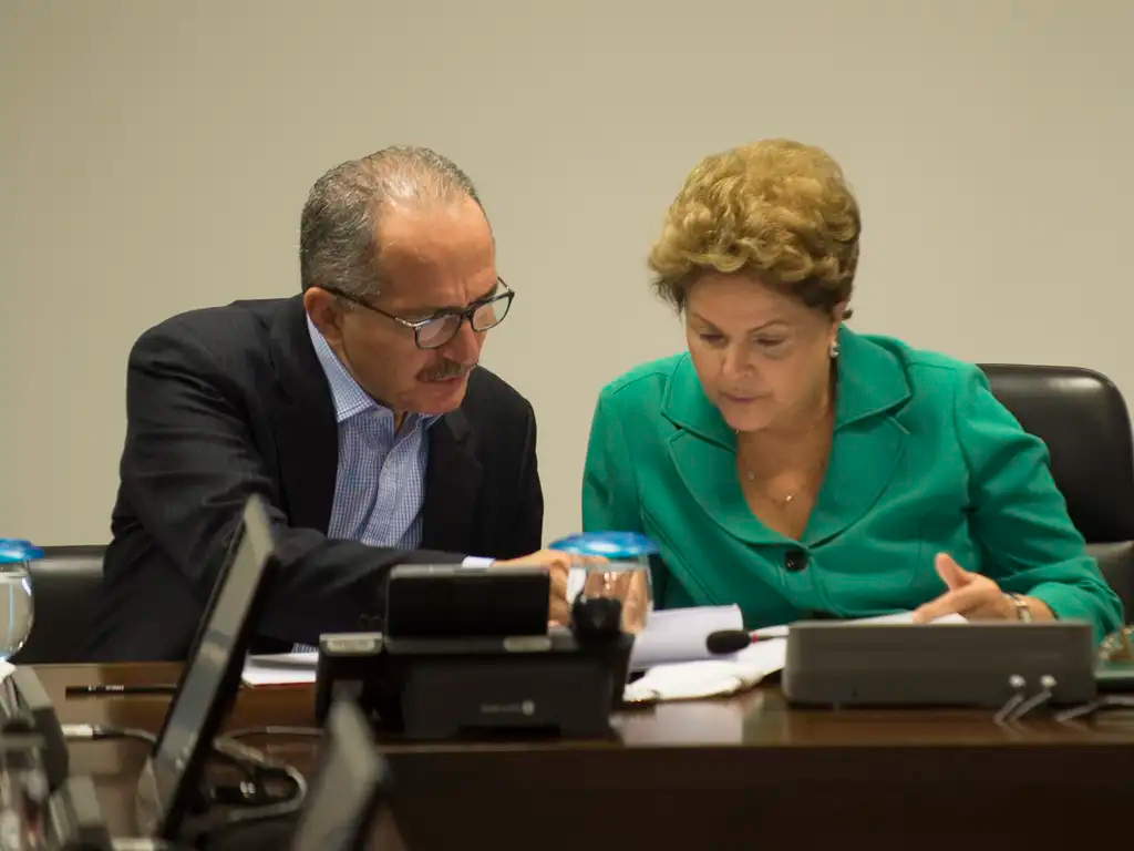 No governo Dilma (PT), Rebelo coordenou a Copa do Mundo de 2014 e depois assumiu o Ministério da Defesa.