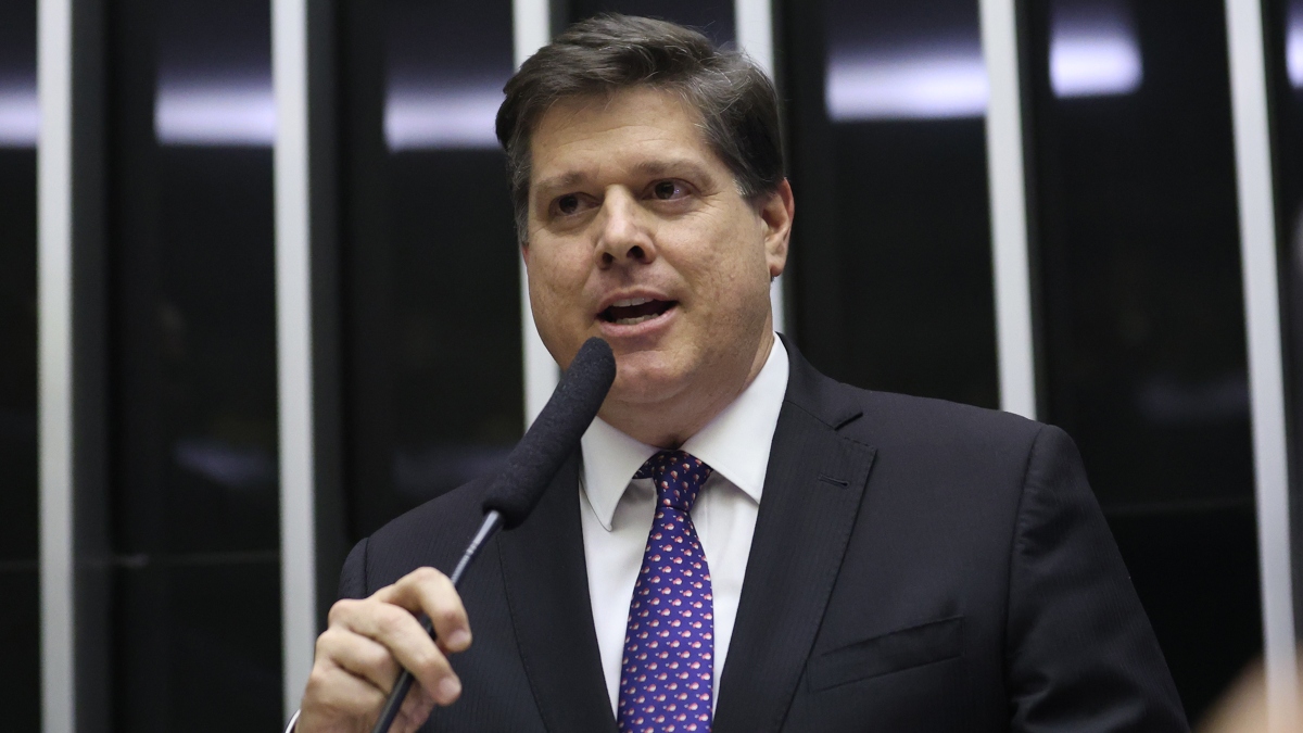 Deputado Baleia Rossi diz que MDB ainda não decidiu se vai apoiar Lula na campanha à reeleição em 2026 ou lançar candidato próprio.