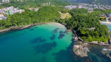 Praia do Ribeiro, em Bombinhas (SC), impressiona pelas águas cristalinas.