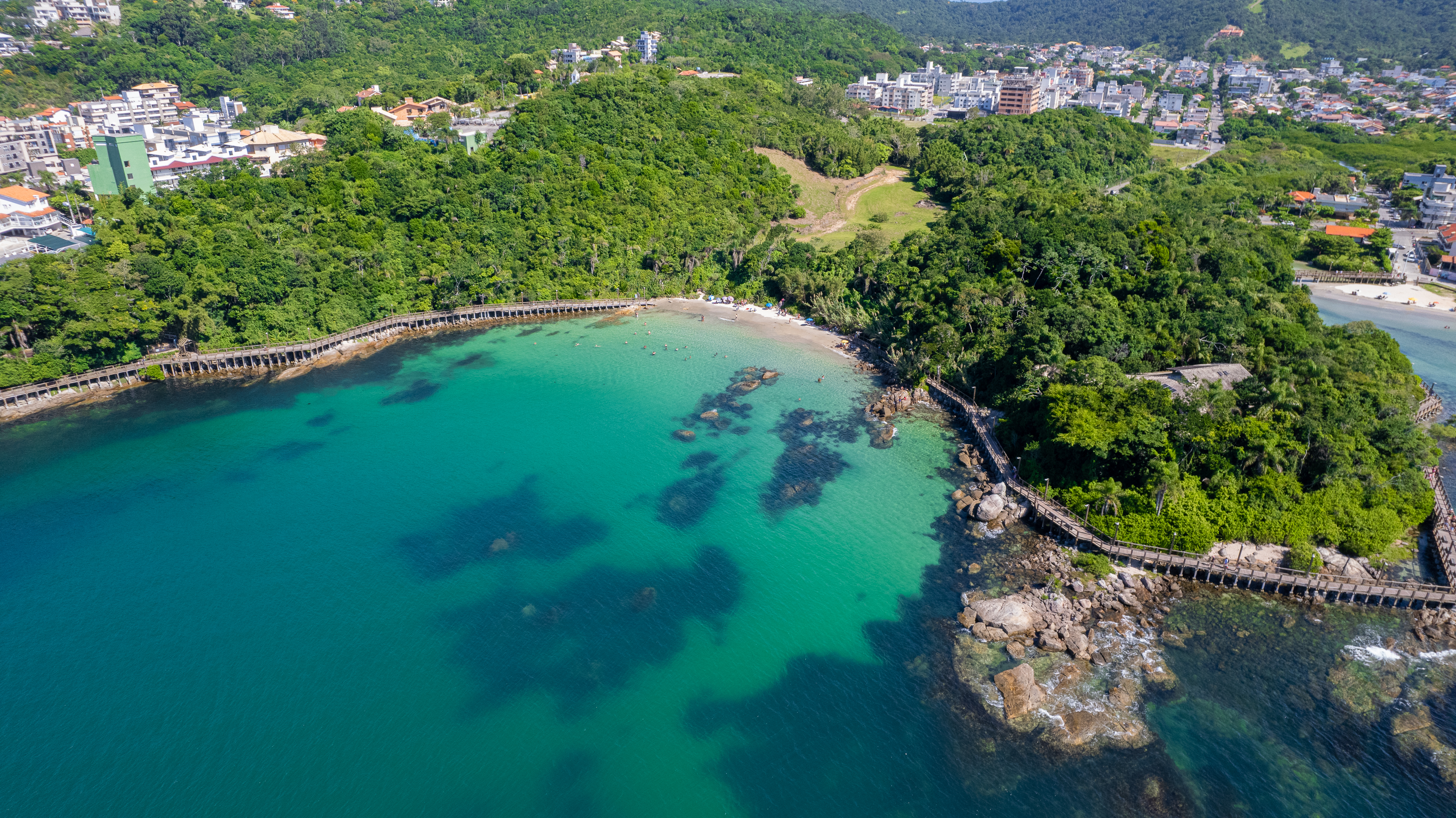 Praia do Ribeiro, em Bombinhas (SC), impressiona pelas águas cristalinas.