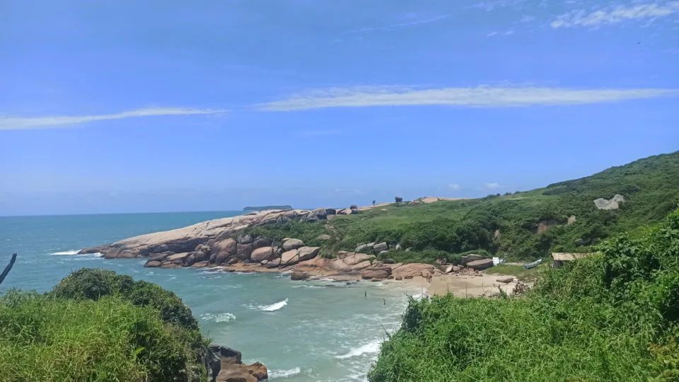 Praia do Gravatá fica no leste de Florianópolis (SC) e encanta pela preservação da natureza.