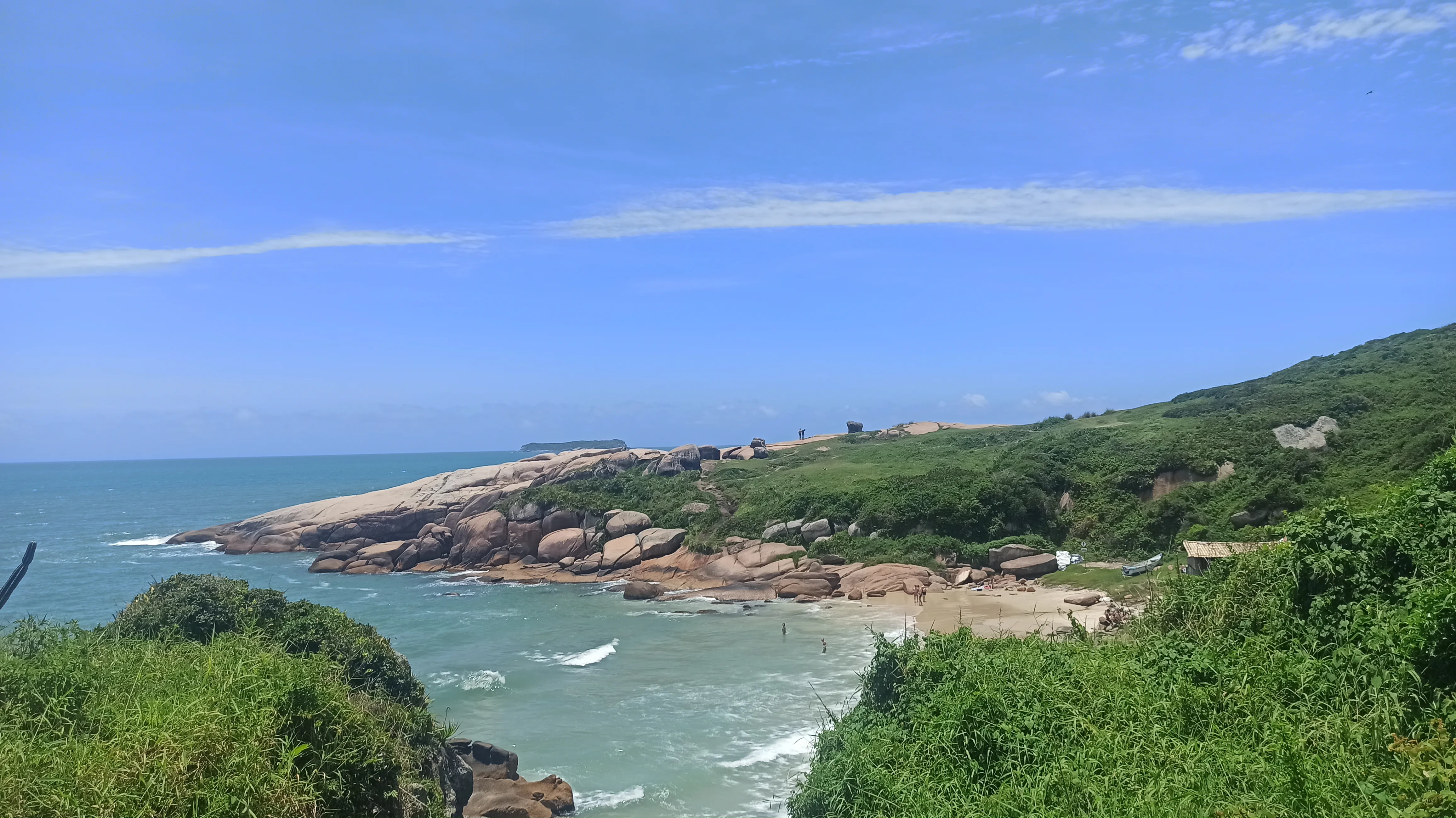 Praia do Gravatá fica no leste de Florianópolis (SC) e encanta pela preservação da natureza.