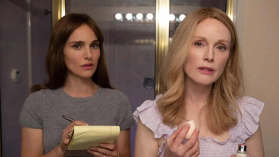 As atrizes Natalie Portman e Julianne Moore, de um Escândalo"
