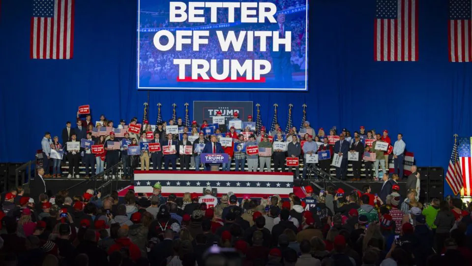 Pré-candidato republicano à presidência, o ex-presidente dos EUA Donald Trump dirige-se a uma multidão de apoiadores durante um comício na Universidade de New Hampshire em Durham, New Hampshire, EUA, 16 de dezembro de 2023.