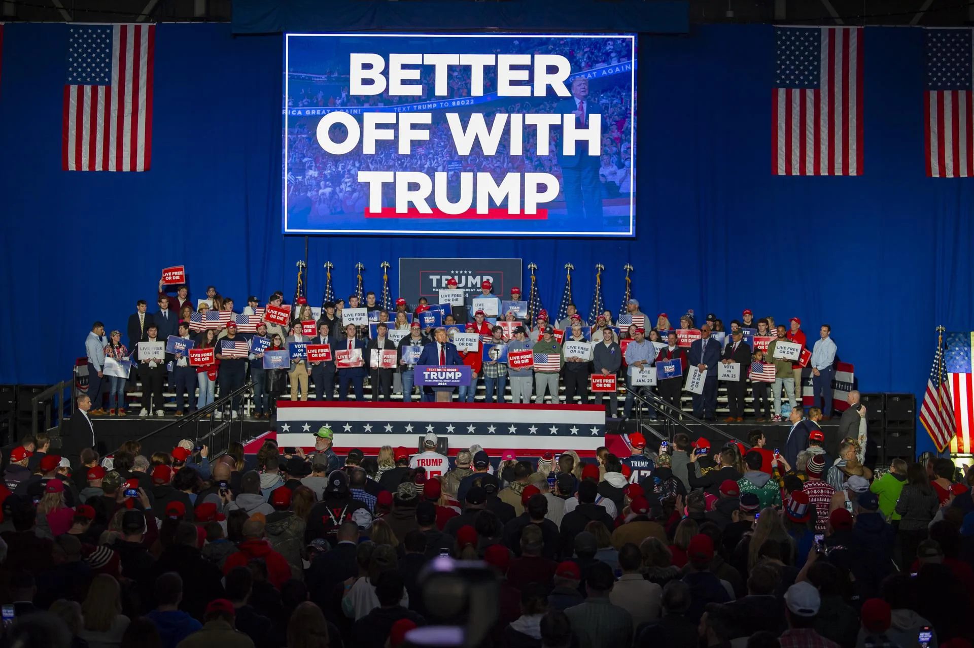 Pré-candidato republicano à presidência, o ex-presidente dos EUA Donald Trump dirige-se a uma multidão de apoiadores durante um comício na Universidade de New Hampshire em Durham, New Hampshire, EUA, 16 de dezembro de 2023.