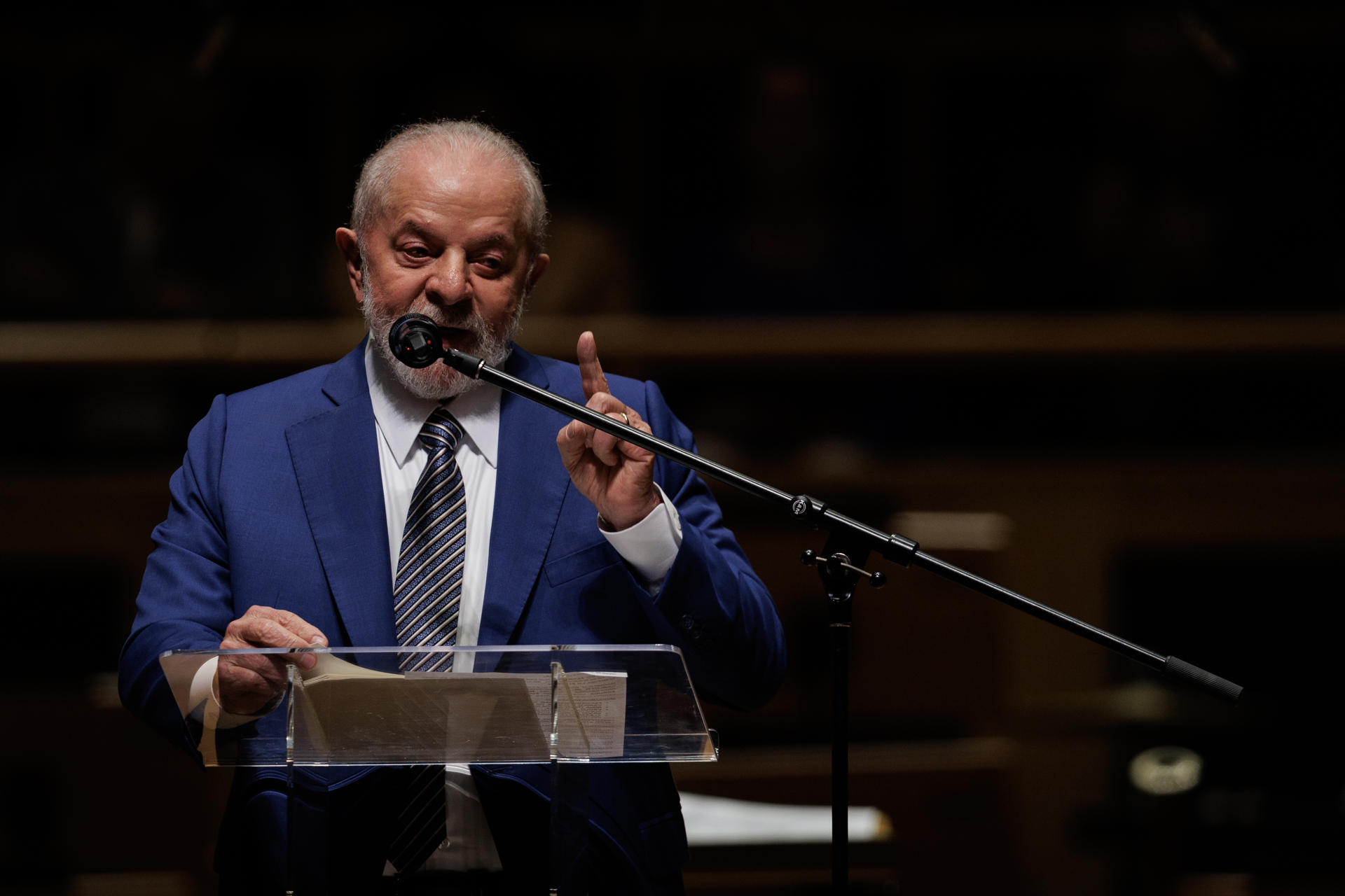 Presidente foi aplaudido a receber medalha e disse que Bolsonaro atacou a educação e a ciência