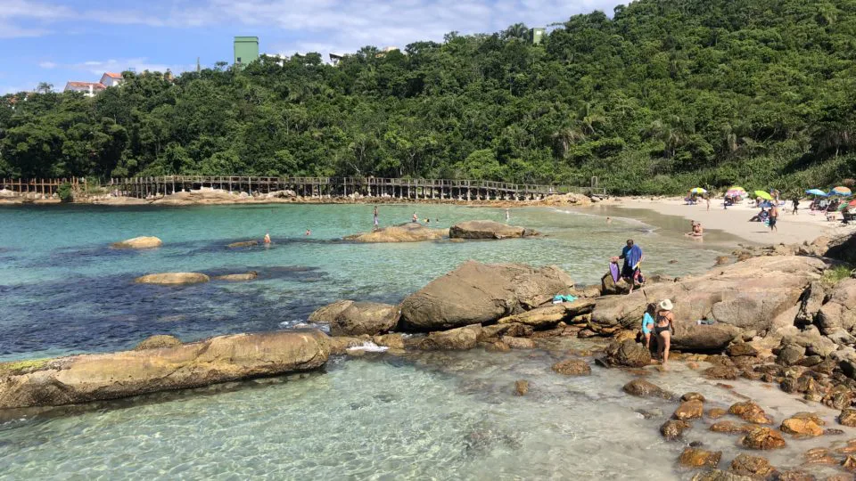 Para chegar na Praia do Ribeiro é preciso fazer uma caminhada por uma passarela.