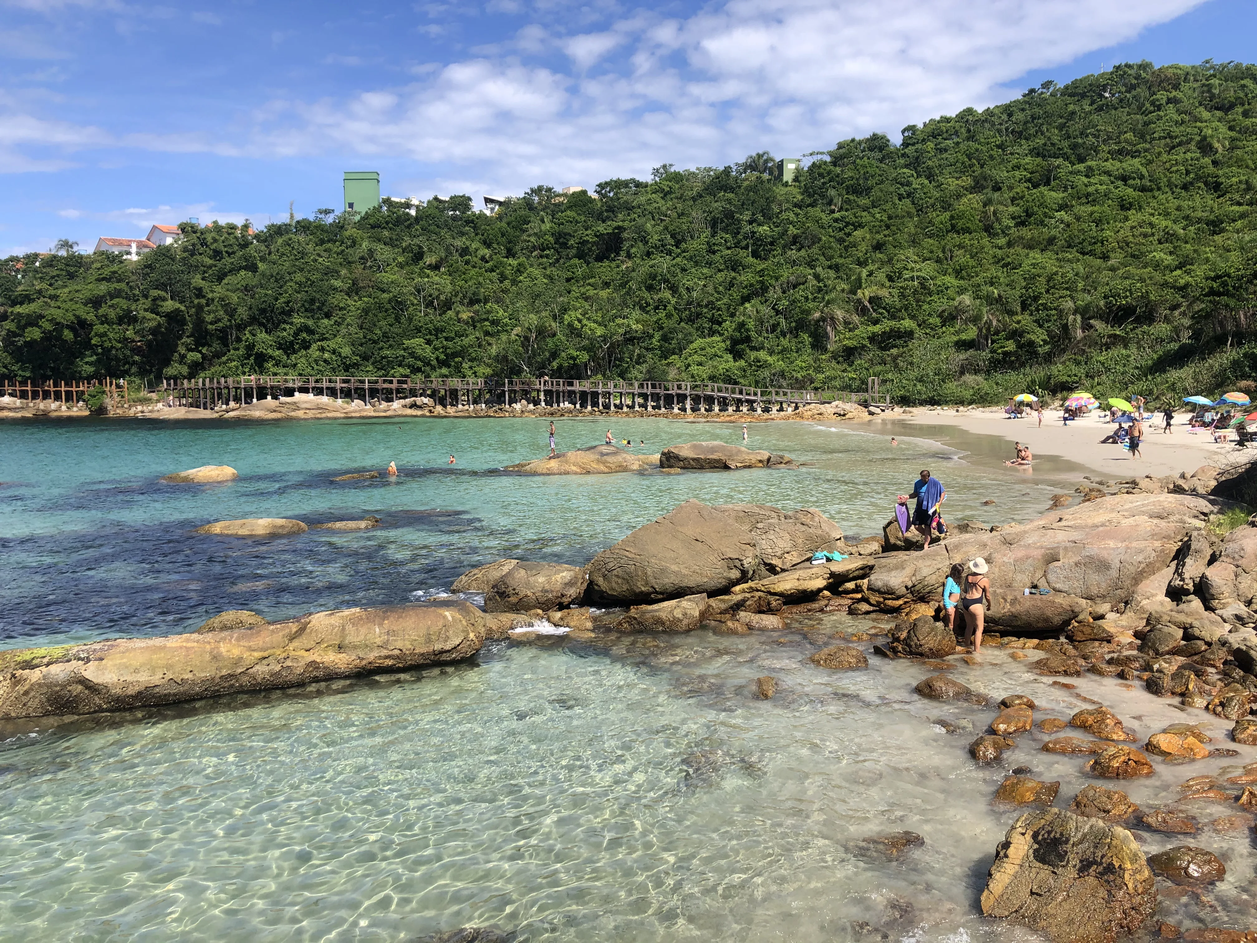 Para chegar na Praia do Ribeiro é preciso fazer uma caminhada por uma passarela.