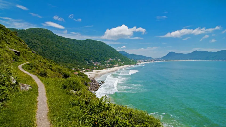 Trilha de nível fácil leva à praia do Saquinho.