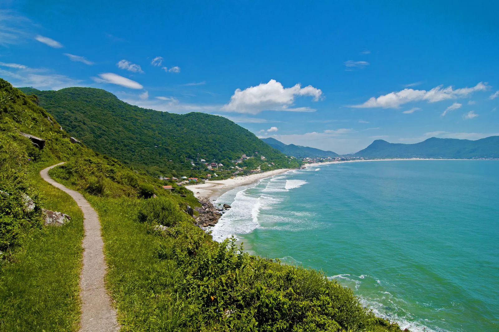 Trilha de nível fácil leva à praia do Saquinho.