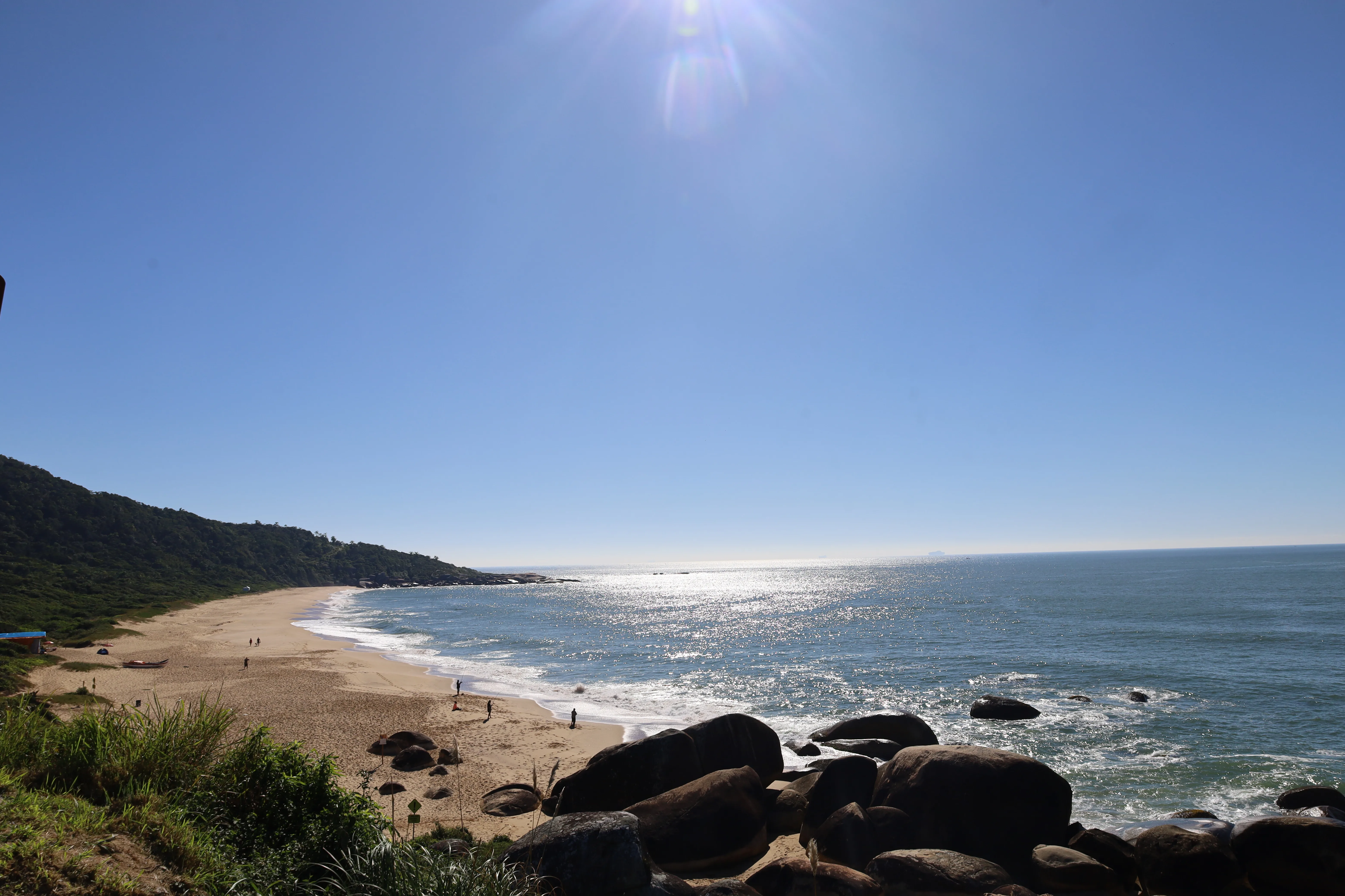 Praia de Taquarinhas é um verdadeiro refúgio em uma cidade conhecida por altos e luxuosos prédios.