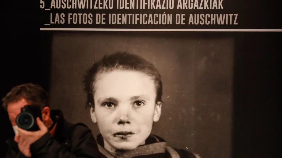 Imagem da exposição "Vendo Auschwitz", produzida pelo Departamento de Cultura do Conselho Provincial de Gipuzkoa e criada por Muesalia em colaboração com o Museu do Estado de Auschwitz-Birkenau, Nações Unidas e UNESCO, em San Sebastián, na Espanha.