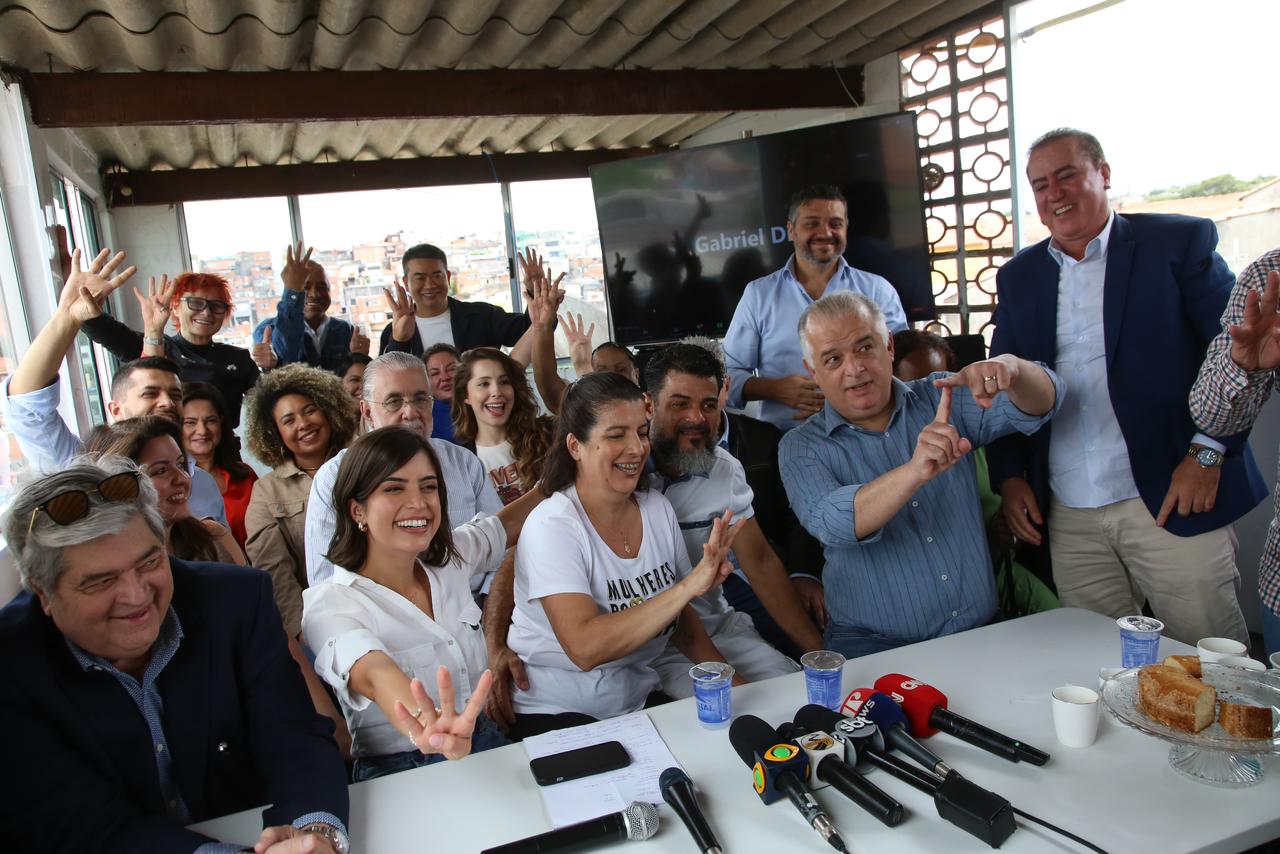 Tabata Amaral (PSB) ao lado de Datena e Márcio França no lançamento de sua pré-candidatura à Prefeitura de São Paulo.