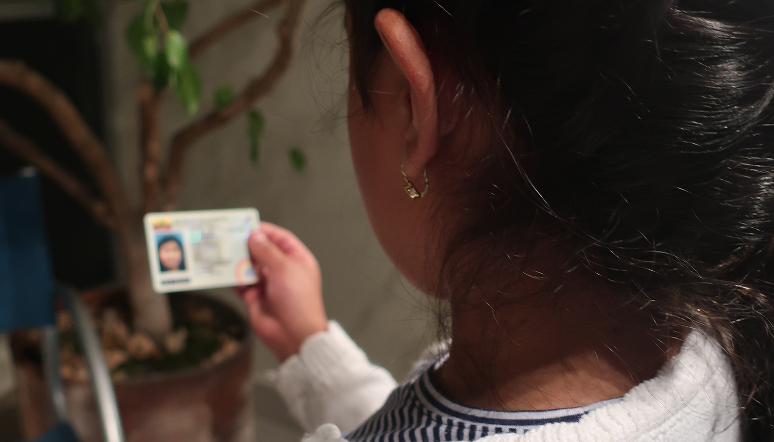 Criança disfórica de nove anos recebe documento de identidade com sexo oposto no Equador, 2018. O chamado &#8220;tratamento afirmativo de gênero&#8221;, que prescreve bloqueio de puberdade e administração de hormônios, carece de evidências em crianças, diz OMS.