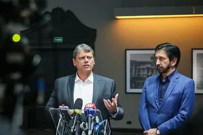 Planos de Tarcísio e Nunes para acabar com a cracolândia não avançam.