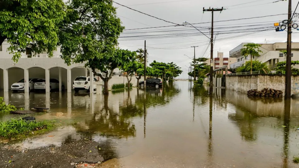 Ruas ficaram alagadas em Matinhos, no litoral do estado.