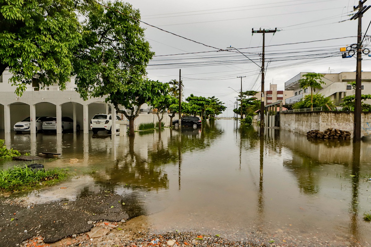 Ruas ficaram alagadas em Matinhos, no litoral do estado.