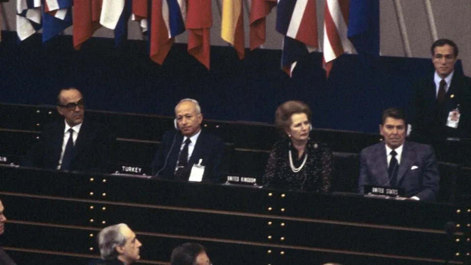 Ronald Reagan, então presidente dos EUA, ao lado da primeira-ministra britânica, Margaret Thatcher, durante a cerimónia de abertura da Assembleia Geral da OTAN, em Bonn, antiga capital República Federal da Alemanha, em 1982.