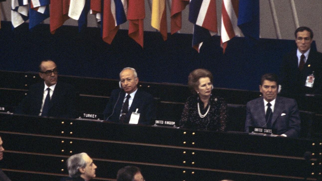Ronald Reagan (primeiro à direita), então presidente dos EUA, ao lado da primeira-ministra britânica, Margaret Thatcher, durante a cerimónia de abertura da Assembleia Geral da OTAN, em Bonn, antiga capital da República Federal da Alemanha, em 1982.
