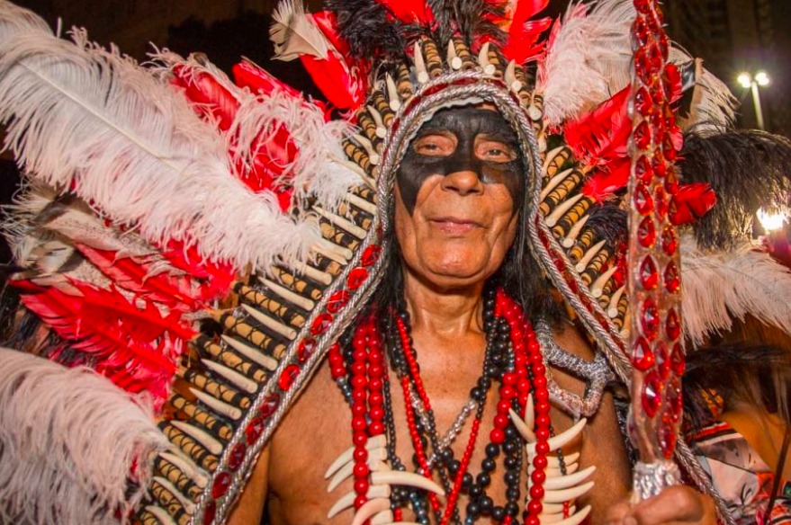 Integrante do tradicional bloco carnavalesco carioca Cacique de Ramos: resistência ao cancelamento.