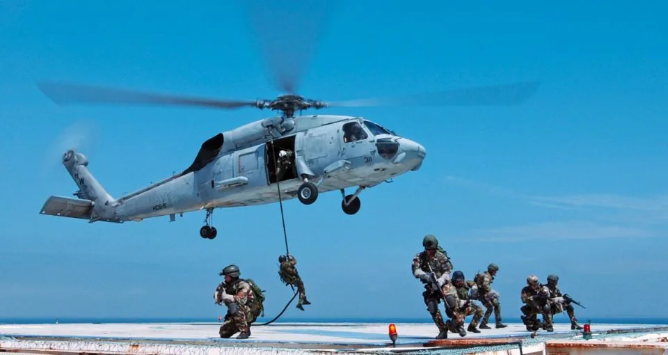 Helicóptero da Marinha dos Estados Unidos durante uma operação dos seals.